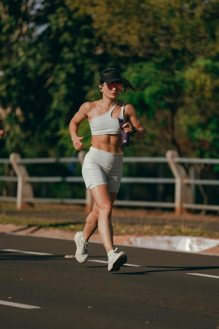 Kátia Wolff correndo ao ar livre